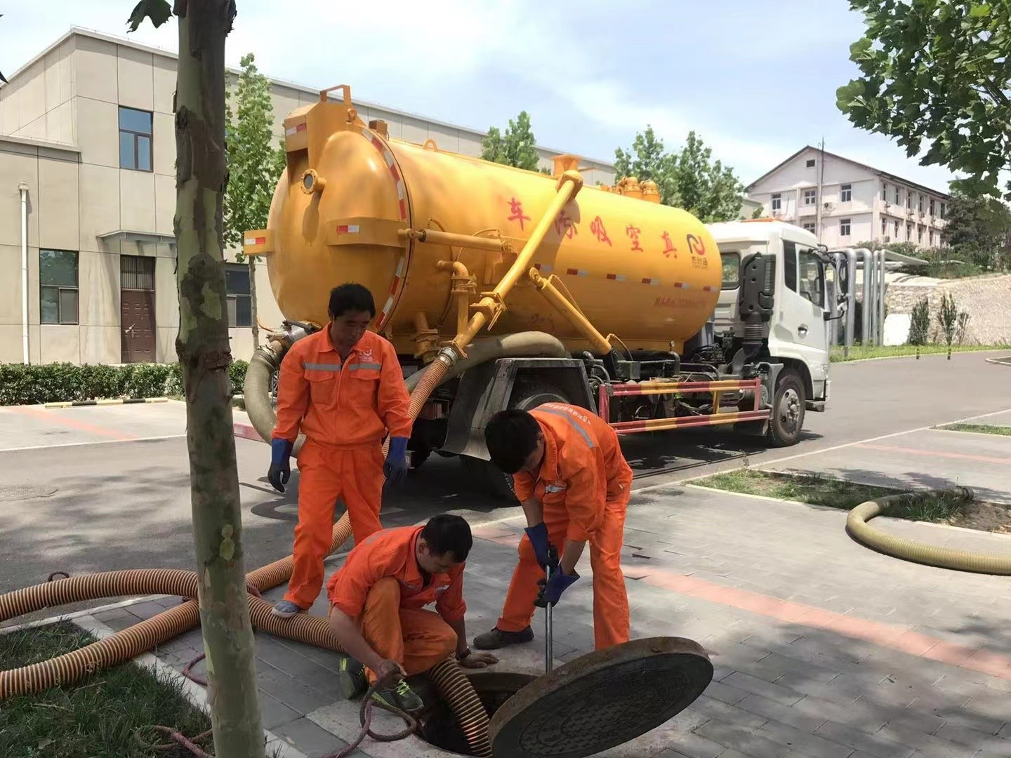 康保管道疏通车停在窨井附近