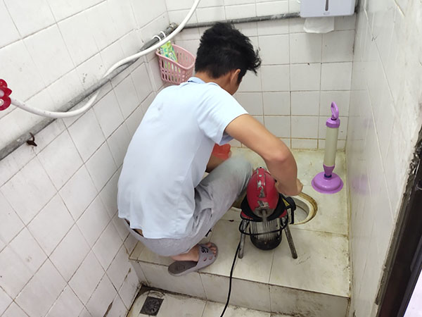 康保管道堵塞冒臭气 专业师傅现场解决问题