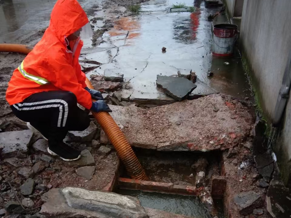 康保专业清理污水池 炜誉市政以规范流程守护城市 “肠道”