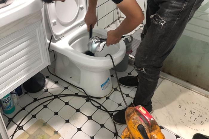 康保马桶堵塞自己疏通还是找师傅?专业上门服务让你省时更省心